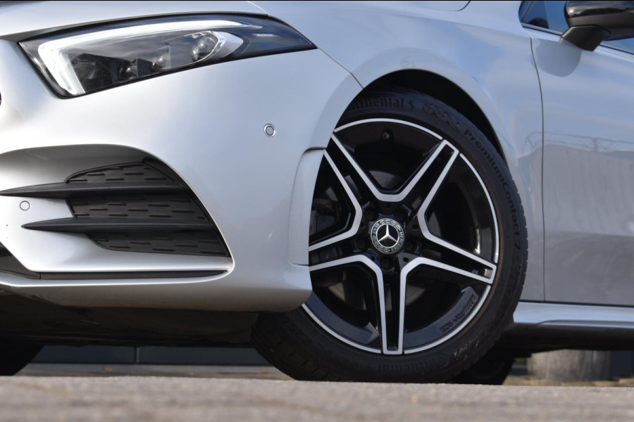 Mercedes-Benz A-Klasse 180 AMG NIGHT | SFEERVERLICHTING | PANORAMADAK | APPLE CARPLAY | ANDROID AUTO | CAMERA | STOELVERWARMING