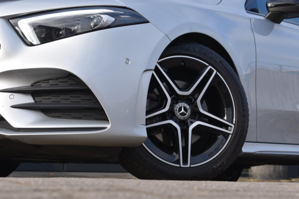 Mercedes-Benz A-Klasse 180 AMG NIGHT | SFEERVERLICHTING | PANORAMADAK | APPLE CARPLAY | ANDROID AUTO | CAMERA | STOELVERWARMING