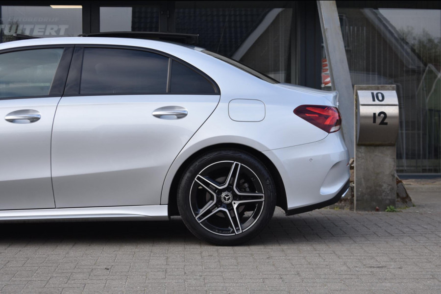 Mercedes-Benz A-Klasse 180 AMG NIGHT | SFEERVERLICHTING | PANORAMADAK | APPLE CARPLAY | ANDROID AUTO | CAMERA | STOELVERWARMING