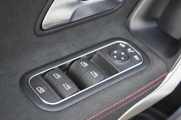 Mercedes-Benz A-Klasse 180 AMG NIGHT | SFEERVERLICHTING | PANORAMADAK | APPLE CARPLAY | ANDROID AUTO | CAMERA | STOELVERWARMING