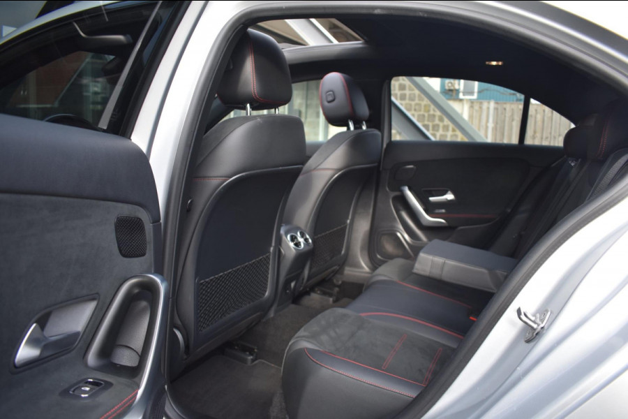 Mercedes-Benz A-Klasse 180 AMG NIGHT | SFEERVERLICHTING | PANORAMADAK | APPLE CARPLAY | ANDROID AUTO | CAMERA | STOELVERWARMING