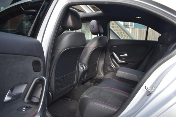 Mercedes-Benz A-Klasse 180 AMG NIGHT | SFEERVERLICHTING | PANORAMADAK | APPLE CARPLAY | ANDROID AUTO | CAMERA | STOELVERWARMING