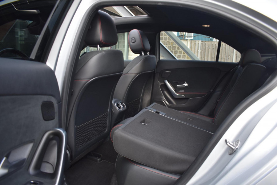 Mercedes-Benz A-Klasse 180 AMG NIGHT | SFEERVERLICHTING | PANORAMADAK | APPLE CARPLAY | ANDROID AUTO | CAMERA | STOELVERWARMING