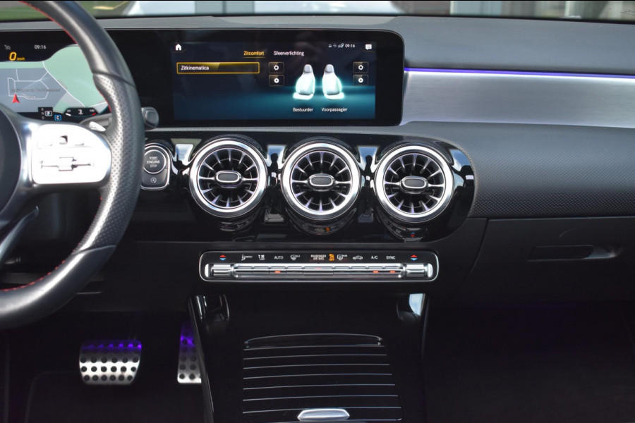 Mercedes-Benz A-Klasse 180 AMG NIGHT | SFEERVERLICHTING | PANORAMADAK | APPLE CARPLAY | ANDROID AUTO | CAMERA | STOELVERWARMING