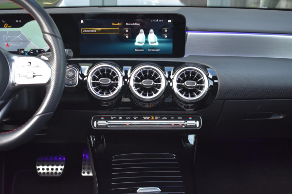 Mercedes-Benz A-Klasse 180 AMG NIGHT | SFEERVERLICHTING | PANORAMADAK | APPLE CARPLAY | ANDROID AUTO | CAMERA | STOELVERWARMING