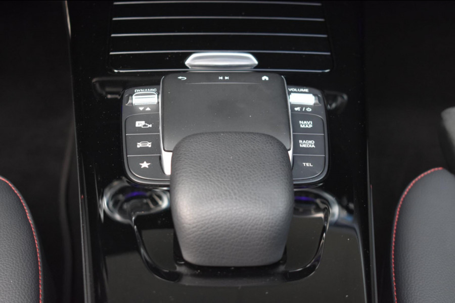 Mercedes-Benz A-Klasse 180 AMG NIGHT | SFEERVERLICHTING | PANORAMADAK | APPLE CARPLAY | ANDROID AUTO | CAMERA | STOELVERWARMING