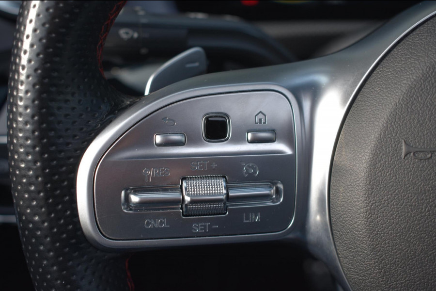 Mercedes-Benz A-Klasse 180 AMG NIGHT | SFEERVERLICHTING | PANORAMADAK | APPLE CARPLAY | ANDROID AUTO | CAMERA | STOELVERWARMING