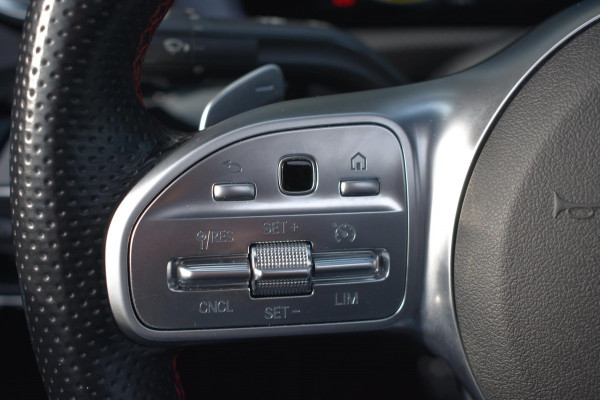Mercedes-Benz A-Klasse 180 AMG NIGHT | SFEERVERLICHTING | PANORAMADAK | APPLE CARPLAY | ANDROID AUTO | CAMERA | STOELVERWARMING