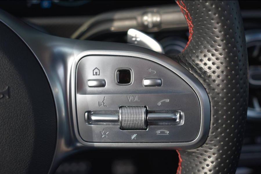 Mercedes-Benz A-Klasse 180 AMG NIGHT | SFEERVERLICHTING | PANORAMADAK | APPLE CARPLAY | ANDROID AUTO | CAMERA | STOELVERWARMING