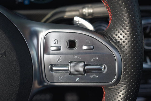Mercedes-Benz A-Klasse 180 AMG NIGHT | SFEERVERLICHTING | PANORAMADAK | APPLE CARPLAY | ANDROID AUTO | CAMERA | STOELVERWARMING
