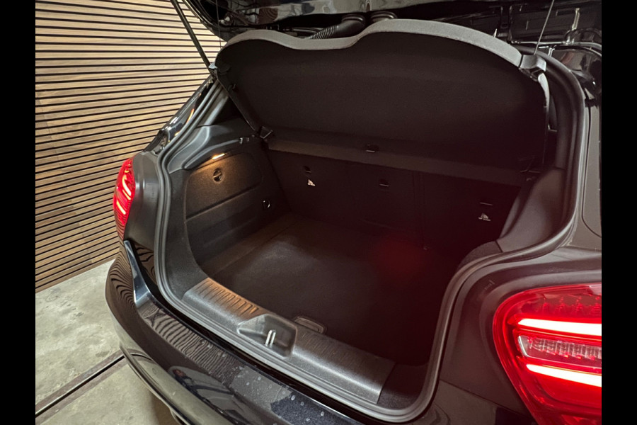 Mercedes-Benz A-Klasse 180 Business Solution AMG Upgrade Edition Navi | Camera | LED High Perf. | Stoelverwarming