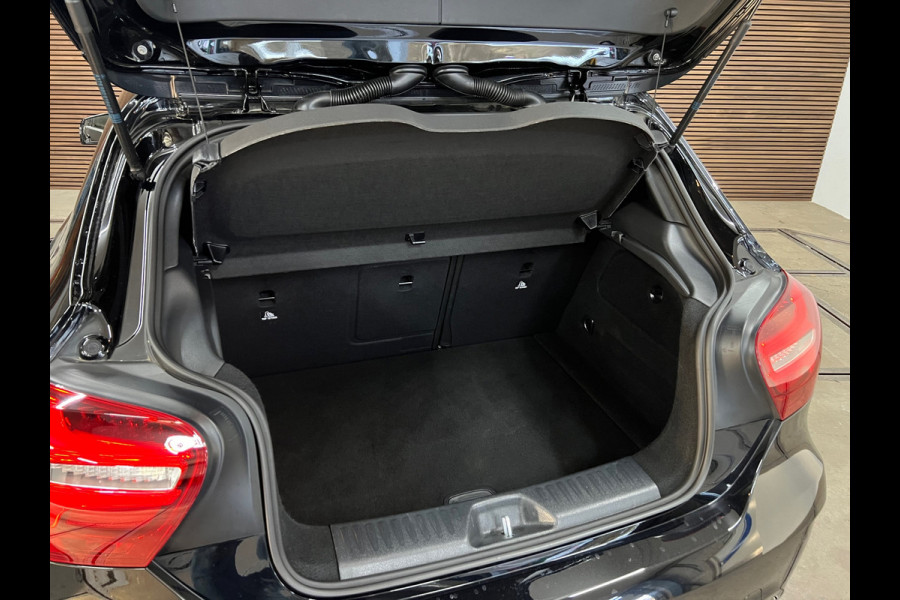 Mercedes-Benz A-Klasse 180 Business Solution AMG Upgrade Edition Navi | Camera | LED High Perf. | Stoelverwarming