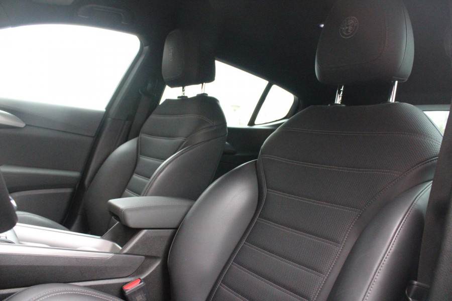 Alfa Romeo Tonale 1.3T PHEV Q4 280PK EDIZIONE SPECIALE | AFNEEMBARE TREKHAAK | ADAPTIVE DEMPING SYSTEEM | SCHAKELFLIPPERS | HARMAN CARDON PREMIUM AUDIO  | LEDEREN BEKLEDING | VOORSTOELEN / STUUR VERWARMD | VOORSTOELEN GEVENTILEERD | VOORSTOELEN ELEKTRISCH VERSTELBAAR MET GEHEUGEN FUNCTIE | APPLE CARPLAY / ANDROID AUTO | ACHTERUITRIJ CAMERA | 20"INCH LICHTMETALEN VELGEN | ADAPTIVE CRUISE CONTROL | KEYLESS ENTRY / START | ELEKTRISCH BEDIENBARE ACHTERKLEP | DRAADLOZE TELEFOONLADER | SFEER VERLICHTING | DONKERE HEMELBEKLEDING |