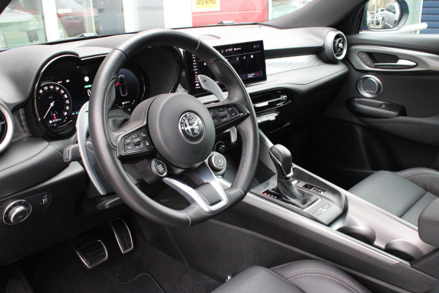 Alfa Romeo Tonale 1.3T PHEV Q4 280PK EDIZIONE SPECIALE | AFNEEMBARE TREKHAAK | ADAPTIVE DEMPING SYSTEEM | SCHAKELFLIPPERS | HARMAN CARDON PREMIUM AUDIO  | LEDEREN BEKLEDING | VOORSTOELEN / STUUR VERWARMD | VOORSTOELEN GEVENTILEERD | VOORSTOELEN ELEKTRISCH VERSTELBAAR MET GEHEUGEN FUNCTIE | APPLE CARPLAY / ANDROID AUTO | ACHTERUITRIJ CAMERA | 20"INCH LICHTMETALEN VELGEN | ADAPTIVE CRUISE CONTROL | KEYLESS ENTRY / START | ELEKTRISCH BEDIENBARE ACHTERKLEP | DRAADLOZE TELEFOONLADER | SFEER VERLICHTING | DONKERE HEMELBEKLEDING |