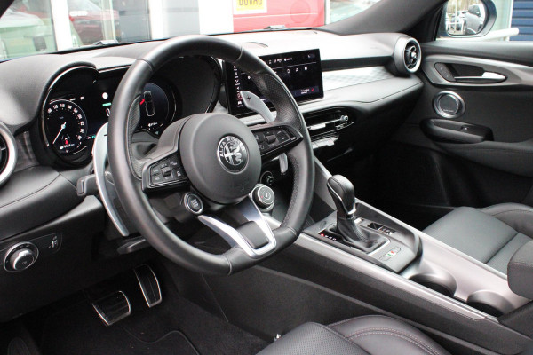 Alfa Romeo Tonale 1.3T PHEV Q4 280PK EDIZIONE SPECIALE | AFNEEMBARE TREKHAAK | ADAPTIVE DEMPING SYSTEEM | SCHAKELFLIPPERS | HARMAN CARDON PREMIUM AUDIO  | LEDEREN BEKLEDING | VOORSTOELEN / STUUR VERWARMD | VOORSTOELEN GEVENTILEERD | VOORSTOELEN ELEKTRISCH VERSTELBAAR MET GEHEUGEN FUNCTIE | APPLE CARPLAY / ANDROID AUTO | ACHTERUITRIJ CAMERA | 20"INCH LICHTMETALEN VELGEN | ADAPTIVE CRUISE CONTROL | KEYLESS ENTRY / START | ELEKTRISCH BEDIENBARE ACHTERKLEP | DRAADLOZE TELEFOONLADER | SFEER VERLICHTING | DONKERE HEMELBEKLEDING |