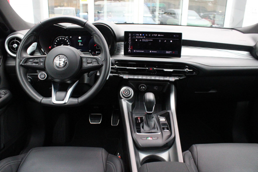 Alfa Romeo Tonale 1.3T PHEV Q4 280PK EDIZIONE SPECIALE | AFNEEMBARE TREKHAAK | ADAPTIVE DEMPING SYSTEEM | SCHAKELFLIPPERS | HARMAN CARDON PREMIUM AUDIO  | LEDEREN BEKLEDING | VOORSTOELEN / STUUR VERWARMD | VOORSTOELEN GEVENTILEERD | VOORSTOELEN ELEKTRISCH VERSTELBAAR MET GEHEUGEN FUNCTIE | APPLE CARPLAY / ANDROID AUTO | ACHTERUITRIJ CAMERA | 20"INCH LICHTMETALEN VELGEN | ADAPTIVE CRUISE CONTROL | KEYLESS ENTRY / START | ELEKTRISCH BEDIENBARE ACHTERKLEP | DRAADLOZE TELEFOONLADER | SFEER VERLICHTING | DONKERE HEMELBEKLEDING |