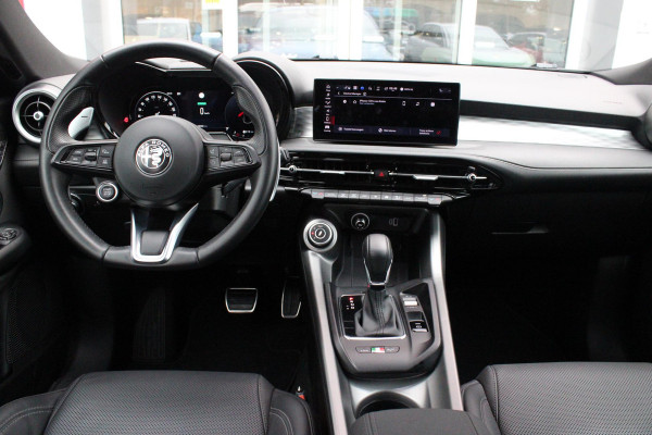 Alfa Romeo Tonale 1.3T PHEV Q4 280PK EDIZIONE SPECIALE | AFNEEMBARE TREKHAAK | ADAPTIVE DEMPING SYSTEEM | SCHAKELFLIPPERS | HARMAN CARDON PREMIUM AUDIO  | LEDEREN BEKLEDING | VOORSTOELEN / STUUR VERWARMD | VOORSTOELEN GEVENTILEERD | VOORSTOELEN ELEKTRISCH VERSTELBAAR MET GEHEUGEN FUNCTIE | APPLE CARPLAY / ANDROID AUTO | ACHTERUITRIJ CAMERA | 20"INCH LICHTMETALEN VELGEN | ADAPTIVE CRUISE CONTROL | KEYLESS ENTRY / START | ELEKTRISCH BEDIENBARE ACHTERKLEP | DRAADLOZE TELEFOONLADER | SFEER VERLICHTING | DONKERE HEMELBEKLEDING |