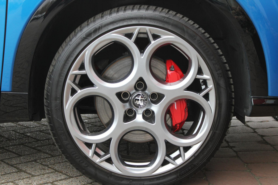 Alfa Romeo Tonale 1.3T PHEV Q4 280PK EDIZIONE SPECIALE | AFNEEMBARE TREKHAAK | ADAPTIVE DEMPING SYSTEEM | SCHAKELFLIPPERS | HARMAN CARDON PREMIUM AUDIO  | LEDEREN BEKLEDING | VOORSTOELEN / STUUR VERWARMD | VOORSTOELEN GEVENTILEERD | VOORSTOELEN ELEKTRISCH VERSTELBAAR MET GEHEUGEN FUNCTIE | APPLE CARPLAY / ANDROID AUTO | ACHTERUITRIJ CAMERA | 20"INCH LICHTMETALEN VELGEN | ADAPTIVE CRUISE CONTROL | KEYLESS ENTRY / START | ELEKTRISCH BEDIENBARE ACHTERKLEP | DRAADLOZE TELEFOONLADER | SFEER VERLICHTING | DONKERE HEMELBEKLEDING |