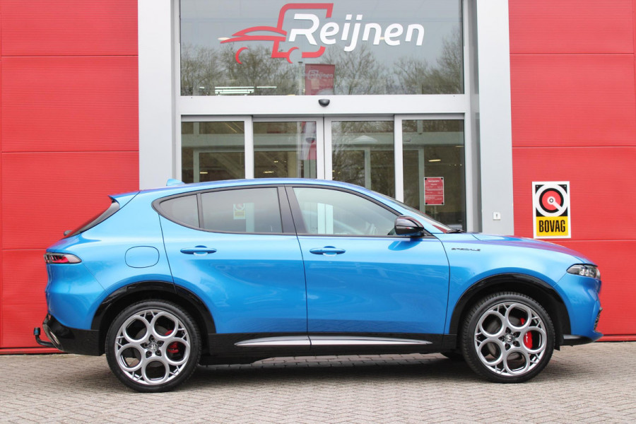 Alfa Romeo Tonale 1.3T PHEV Q4 280PK EDIZIONE SPECIALE | AFNEEMBARE TREKHAAK | ADAPTIVE DEMPING SYSTEEM | SCHAKELFLIPPERS | HARMAN CARDON PREMIUM AUDIO  | LEDEREN BEKLEDING | VOORSTOELEN / STUUR VERWARMD | VOORSTOELEN GEVENTILEERD | VOORSTOELEN ELEKTRISCH VERSTELBAAR MET GEHEUGEN FUNCTIE | APPLE CARPLAY / ANDROID AUTO | ACHTERUITRIJ CAMERA | 20"INCH LICHTMETALEN VELGEN | ADAPTIVE CRUISE CONTROL | KEYLESS ENTRY / START | ELEKTRISCH BEDIENBARE ACHTERKLEP | DRAADLOZE TELEFOONLADER | SFEER VERLICHTING | DONKERE HEMELBEKLEDING |