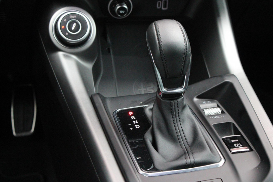 Alfa Romeo Tonale 1.3T PHEV Q4 280PK EDIZIONE SPECIALE | AFNEEMBARE TREKHAAK | ADAPTIVE DEMPING SYSTEEM | SCHAKELFLIPPERS | HARMAN CARDON PREMIUM AUDIO  | LEDEREN BEKLEDING | VOORSTOELEN / STUUR VERWARMD | VOORSTOELEN GEVENTILEERD | VOORSTOELEN ELEKTRISCH VERSTELBAAR MET GEHEUGEN FUNCTIE | APPLE CARPLAY / ANDROID AUTO | ACHTERUITRIJ CAMERA | 20"INCH LICHTMETALEN VELGEN | ADAPTIVE CRUISE CONTROL | KEYLESS ENTRY / START | ELEKTRISCH BEDIENBARE ACHTERKLEP | DRAADLOZE TELEFOONLADER | SFEER VERLICHTING | DONKERE HEMELBEKLEDING |