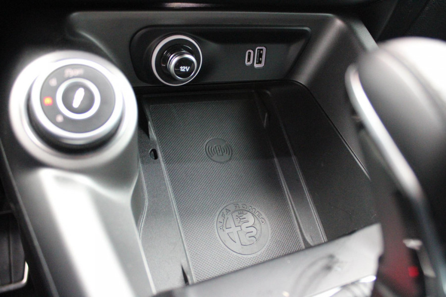 Alfa Romeo Tonale 1.3T PHEV Q4 280PK EDIZIONE SPECIALE | AFNEEMBARE TREKHAAK | ADAPTIVE DEMPING SYSTEEM | SCHAKELFLIPPERS | HARMAN CARDON PREMIUM AUDIO  | LEDEREN BEKLEDING | VOORSTOELEN / STUUR VERWARMD | VOORSTOELEN GEVENTILEERD | VOORSTOELEN ELEKTRISCH VERSTELBAAR MET GEHEUGEN FUNCTIE | APPLE CARPLAY / ANDROID AUTO | ACHTERUITRIJ CAMERA | 20"INCH LICHTMETALEN VELGEN | ADAPTIVE CRUISE CONTROL | KEYLESS ENTRY / START | ELEKTRISCH BEDIENBARE ACHTERKLEP | DRAADLOZE TELEFOONLADER | SFEER VERLICHTING | DONKERE HEMELBEKLEDING |