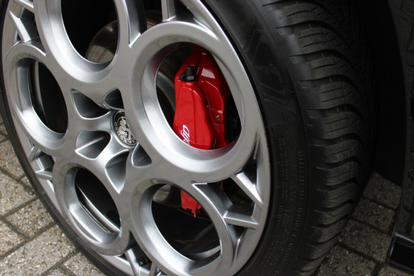 Alfa Romeo Tonale 1.3T PHEV Q4 280PK EDIZIONE SPECIALE | AFNEEMBARE TREKHAAK | ADAPTIVE DEMPING SYSTEEM | SCHAKELFLIPPERS | HARMAN CARDON PREMIUM AUDIO  | LEDEREN BEKLEDING | VOORSTOELEN / STUUR VERWARMD | VOORSTOELEN GEVENTILEERD | VOORSTOELEN ELEKTRISCH VERSTELBAAR MET GEHEUGEN FUNCTIE | APPLE CARPLAY / ANDROID AUTO | ACHTERUITRIJ CAMERA | 20"INCH LICHTMETALEN VELGEN | ADAPTIVE CRUISE CONTROL | KEYLESS ENTRY / START | ELEKTRISCH BEDIENBARE ACHTERKLEP | DRAADLOZE TELEFOONLADER | SFEER VERLICHTING | DONKERE HEMELBEKLEDING |