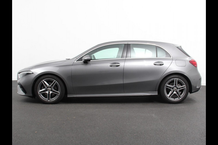 Mercedes-Benz A-Klasse 200 177pk Automaat MHEV AMG Line Achteruitrij Camera Verwarmde voorstoelen Navigatie LED Climate control Adaptive Cruise control Parkeersensoren Apple Carplay & Android Auto
