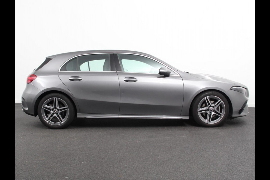 Mercedes-Benz A-Klasse 200 177pk Automaat MHEV AMG Line Achteruitrij Camera Verwarmde voorstoelen Navigatie LED Climate control Adaptive Cruise control Parkeersensoren Apple Carplay & Android Auto