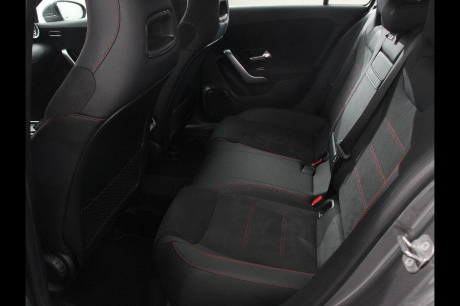 Mercedes-Benz A-Klasse 200 177pk Automaat MHEV AMG Line Achteruitrij Camera Verwarmde voorstoelen Navigatie LED Climate control Adaptive Cruise control Parkeersensoren Apple Carplay & Android Auto