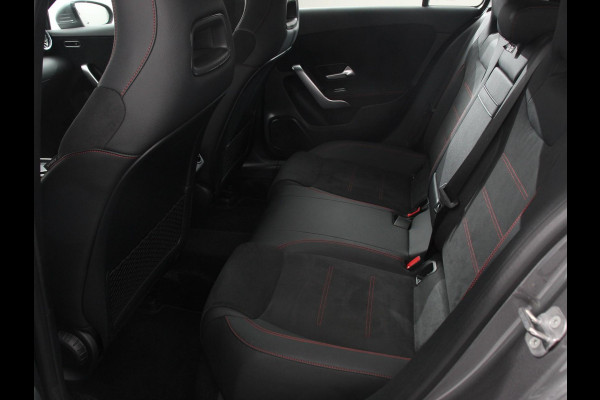 Mercedes-Benz A-Klasse 200 177pk Automaat MHEV AMG Line Achteruitrij Camera Verwarmde voorstoelen Navigatie LED Climate control Adaptive Cruise control Parkeersensoren Apple Carplay & Android Auto