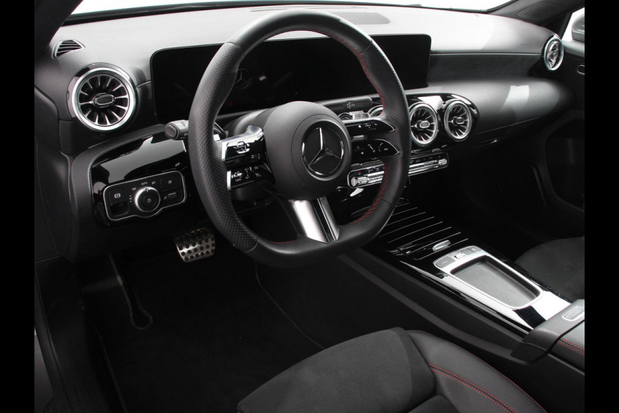 Mercedes-Benz A-Klasse 200 177pk Automaat MHEV AMG Line Achteruitrij Camera Verwarmde voorstoelen Navigatie LED Climate control Adaptive Cruise control Parkeersensoren Apple Carplay & Android Auto