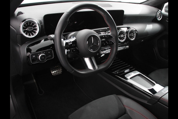 Mercedes-Benz A-Klasse 200 177pk Automaat MHEV AMG Line Achteruitrij Camera Verwarmde voorstoelen Navigatie LED Climate control Adaptive Cruise control Parkeersensoren Apple Carplay & Android Auto