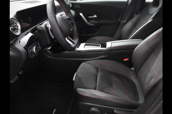 Mercedes-Benz A-Klasse 200 177pk Automaat MHEV AMG Line Achteruitrij Camera Verwarmde voorstoelen Navigatie LED Climate control Adaptive Cruise control Parkeersensoren Apple Carplay & Android Auto