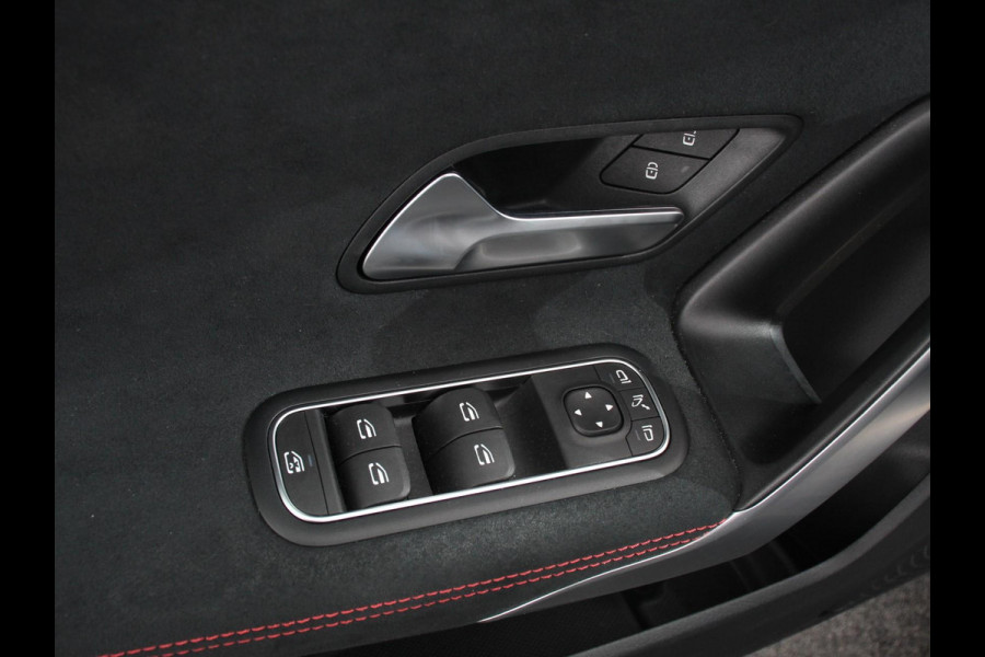 Mercedes-Benz A-Klasse 200 177pk Automaat MHEV AMG Line Achteruitrij Camera Verwarmde voorstoelen Navigatie LED Climate control Adaptive Cruise control Parkeersensoren Apple Carplay & Android Auto
