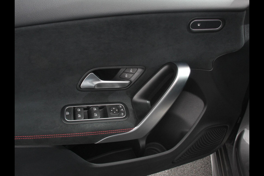 Mercedes-Benz A-Klasse 200 177pk Automaat MHEV AMG Line Achteruitrij Camera Verwarmde voorstoelen Navigatie LED Climate control Adaptive Cruise control Parkeersensoren Apple Carplay & Android Auto
