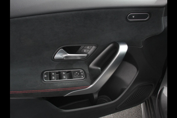 Mercedes-Benz A-Klasse 200 177pk Automaat MHEV AMG Line Achteruitrij Camera Verwarmde voorstoelen Navigatie LED Climate control Adaptive Cruise control Parkeersensoren Apple Carplay & Android Auto