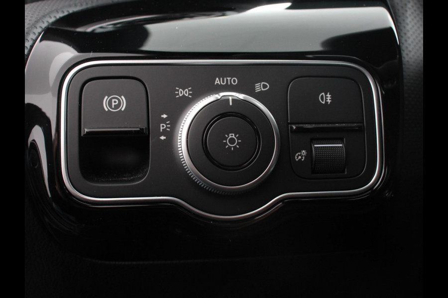 Mercedes-Benz A-Klasse 200 177pk Automaat MHEV AMG Line Achteruitrij Camera Verwarmde voorstoelen Navigatie LED Climate control Adaptive Cruise control Parkeersensoren Apple Carplay & Android Auto