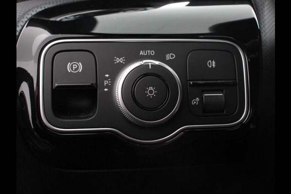Mercedes-Benz A-Klasse 200 177pk Automaat MHEV AMG Line Achteruitrij Camera Verwarmde voorstoelen Navigatie LED Climate control Adaptive Cruise control Parkeersensoren Apple Carplay & Android Auto