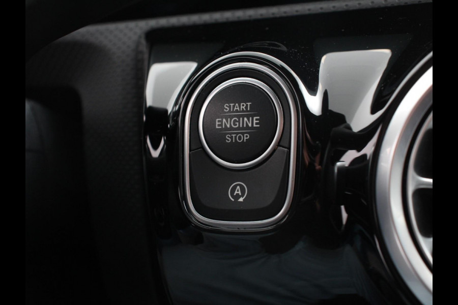 Mercedes-Benz A-Klasse 200 177pk Automaat MHEV AMG Line Achteruitrij Camera Verwarmde voorstoelen Navigatie LED Climate control Adaptive Cruise control Parkeersensoren Apple Carplay & Android Auto