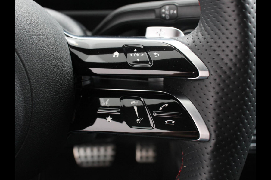 Mercedes-Benz A-Klasse 200 177pk Automaat MHEV AMG Line Achteruitrij Camera Verwarmde voorstoelen Navigatie LED Climate control Adaptive Cruise control Parkeersensoren Apple Carplay & Android Auto