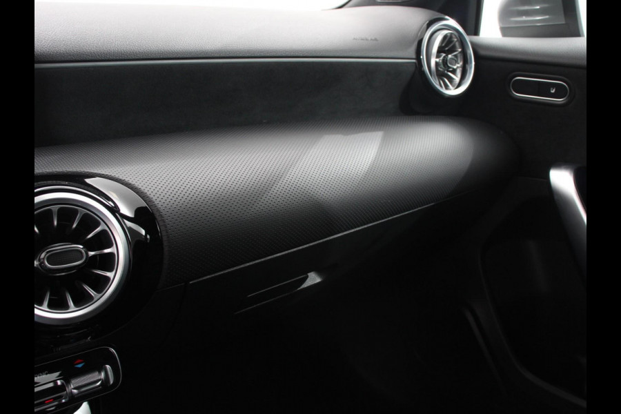Mercedes-Benz A-Klasse 200 177pk Automaat MHEV AMG Line Achteruitrij Camera Verwarmde voorstoelen Navigatie LED Climate control Adaptive Cruise control Parkeersensoren Apple Carplay & Android Auto