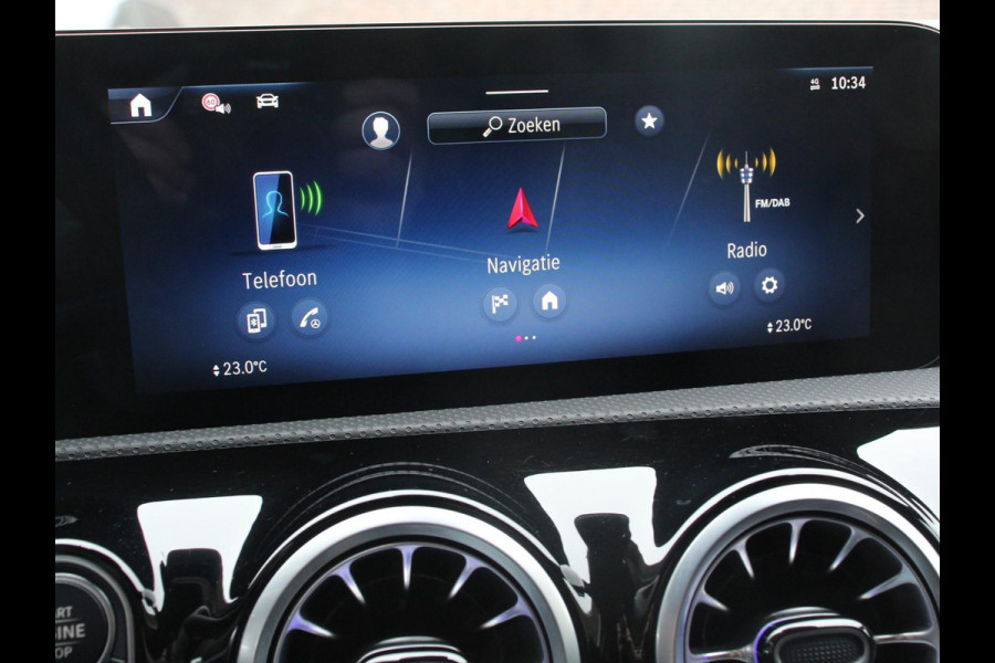 Mercedes-Benz A-Klasse 200 177pk Automaat MHEV AMG Line Achteruitrij Camera Verwarmde voorstoelen Navigatie LED Climate control Adaptive Cruise control Parkeersensoren Apple Carplay & Android Auto