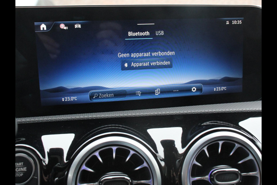 Mercedes-Benz A-Klasse 200 177pk Automaat MHEV AMG Line Achteruitrij Camera Verwarmde voorstoelen Navigatie LED Climate control Adaptive Cruise control Parkeersensoren Apple Carplay & Android Auto