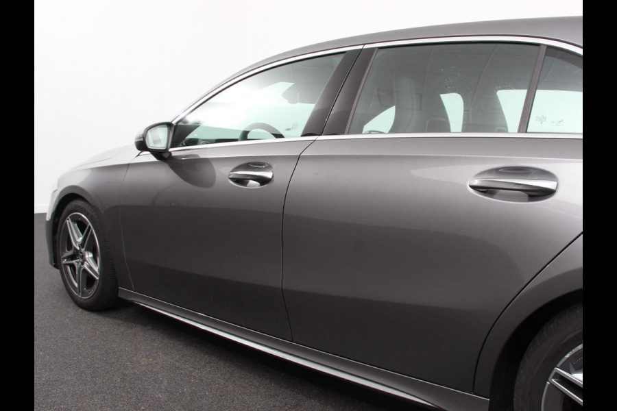 Mercedes-Benz A-Klasse 200 177pk Automaat MHEV AMG Line Achteruitrij Camera Verwarmde voorstoelen Navigatie LED Climate control Adaptive Cruise control Parkeersensoren Apple Carplay & Android Auto