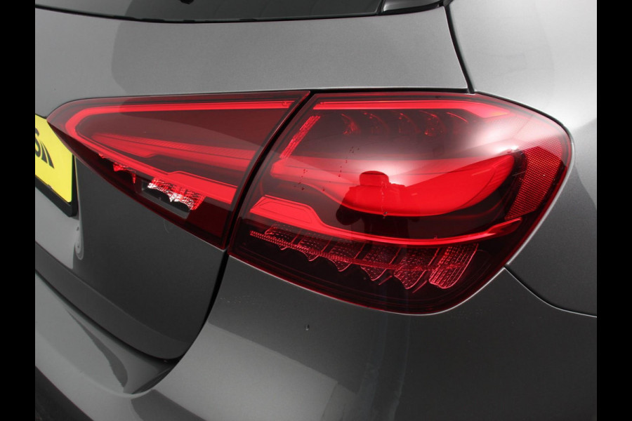 Mercedes-Benz A-Klasse 200 177pk Automaat MHEV AMG Line Achteruitrij Camera Verwarmde voorstoelen Navigatie LED Climate control Adaptive Cruise control Parkeersensoren Apple Carplay & Android Auto