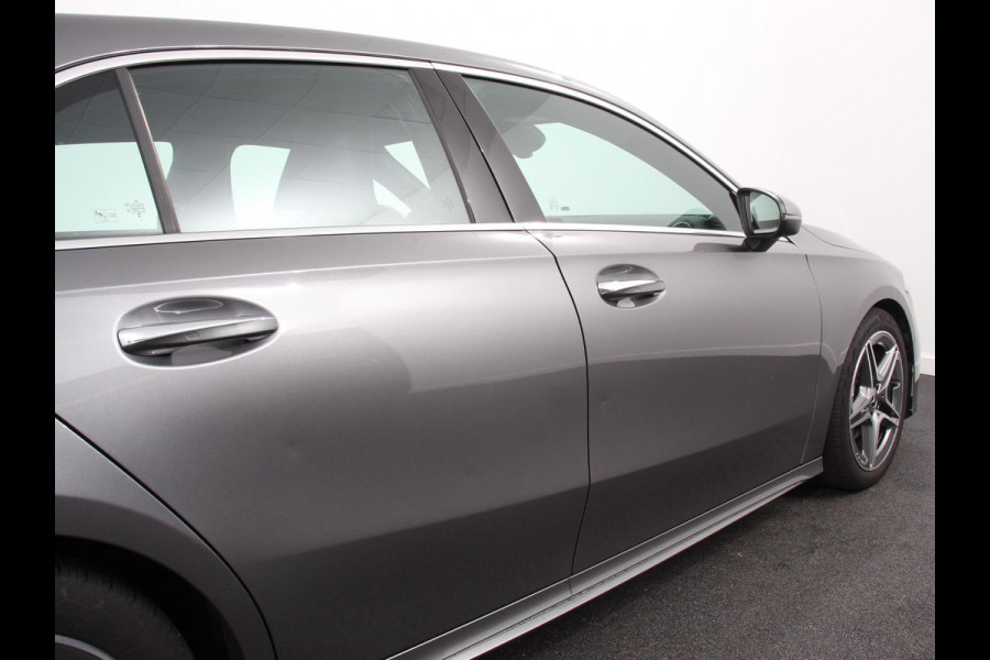 Mercedes-Benz A-Klasse 200 177pk Automaat MHEV AMG Line Achteruitrij Camera Verwarmde voorstoelen Navigatie LED Climate control Adaptive Cruise control Parkeersensoren Apple Carplay & Android Auto