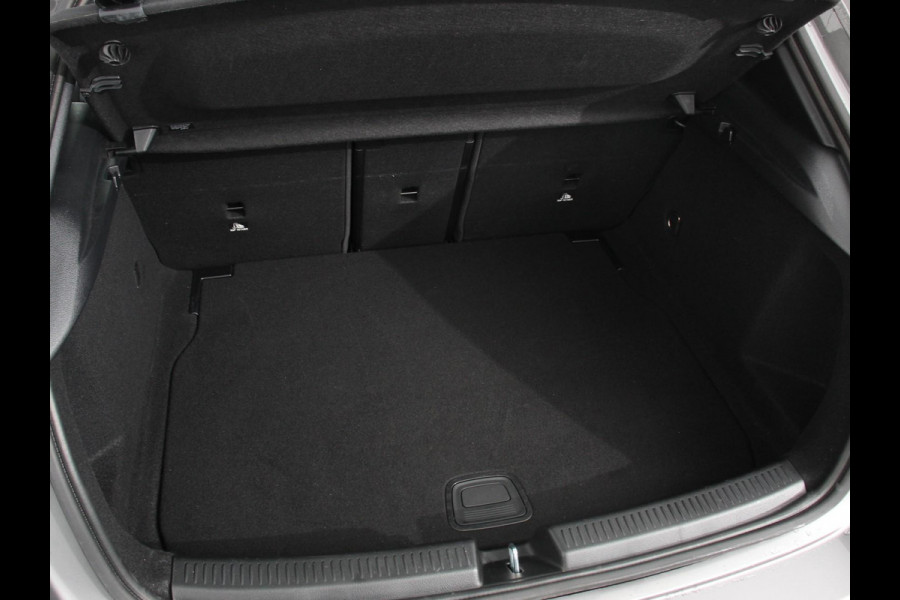 Mercedes-Benz A-Klasse 200 177pk Automaat MHEV AMG Line Achteruitrij Camera Verwarmde voorstoelen Navigatie LED Climate control Adaptive Cruise control Parkeersensoren Apple Carplay & Android Auto