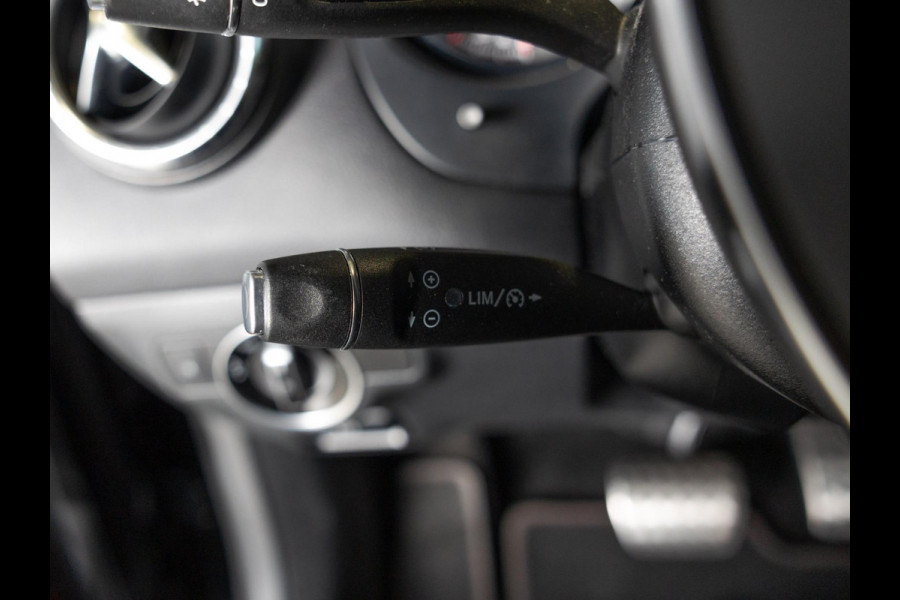 Mercedes-Benz CLA-Klasse Shooting Brake 180 Line: AMG / 122pk / Achteruitrij camera / Stoelverwarming /