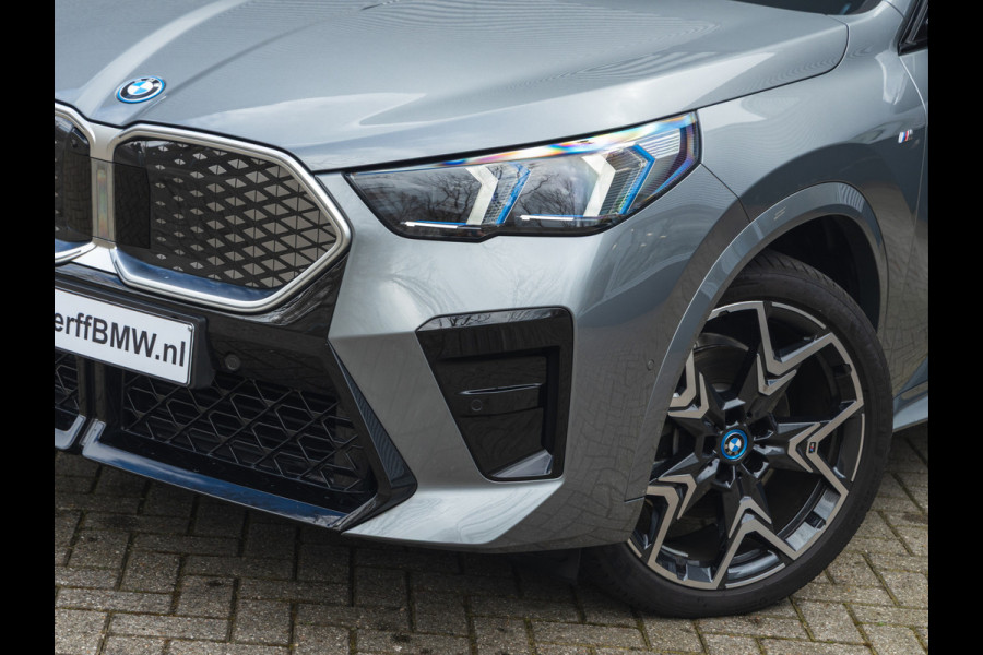 BMW iX2 xDrive30 M-Sport - Pano - Driving Ass - Harman Kardon - Head-Up