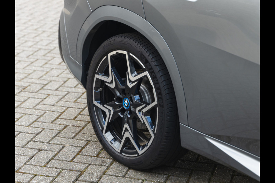 BMW iX2 xDrive30 M-Sport - Pano - Driving Ass - Harman Kardon - Head-Up